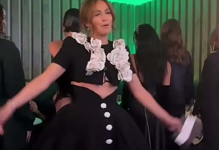 Jennifer Lopez iç çamaşırını gösterdi