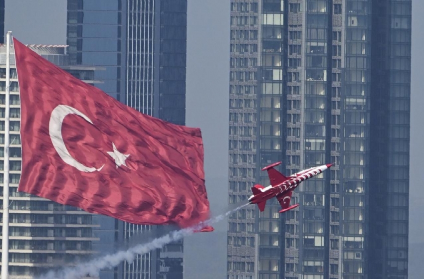THY’den 12 şehirde gösteri uçuşu