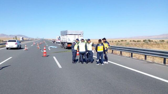 TIR’dan inen şoföre çarpan sürücü kaçtı