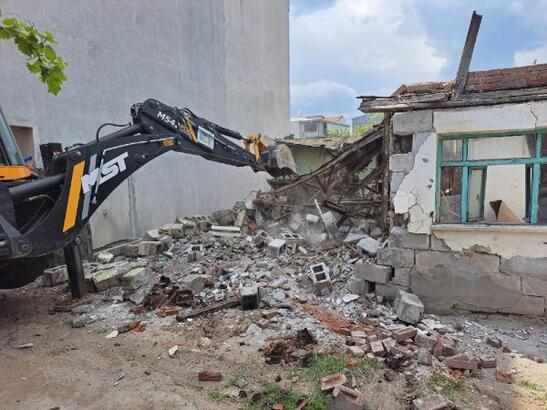 Bursa’da metruk binalar yıkılıyor
