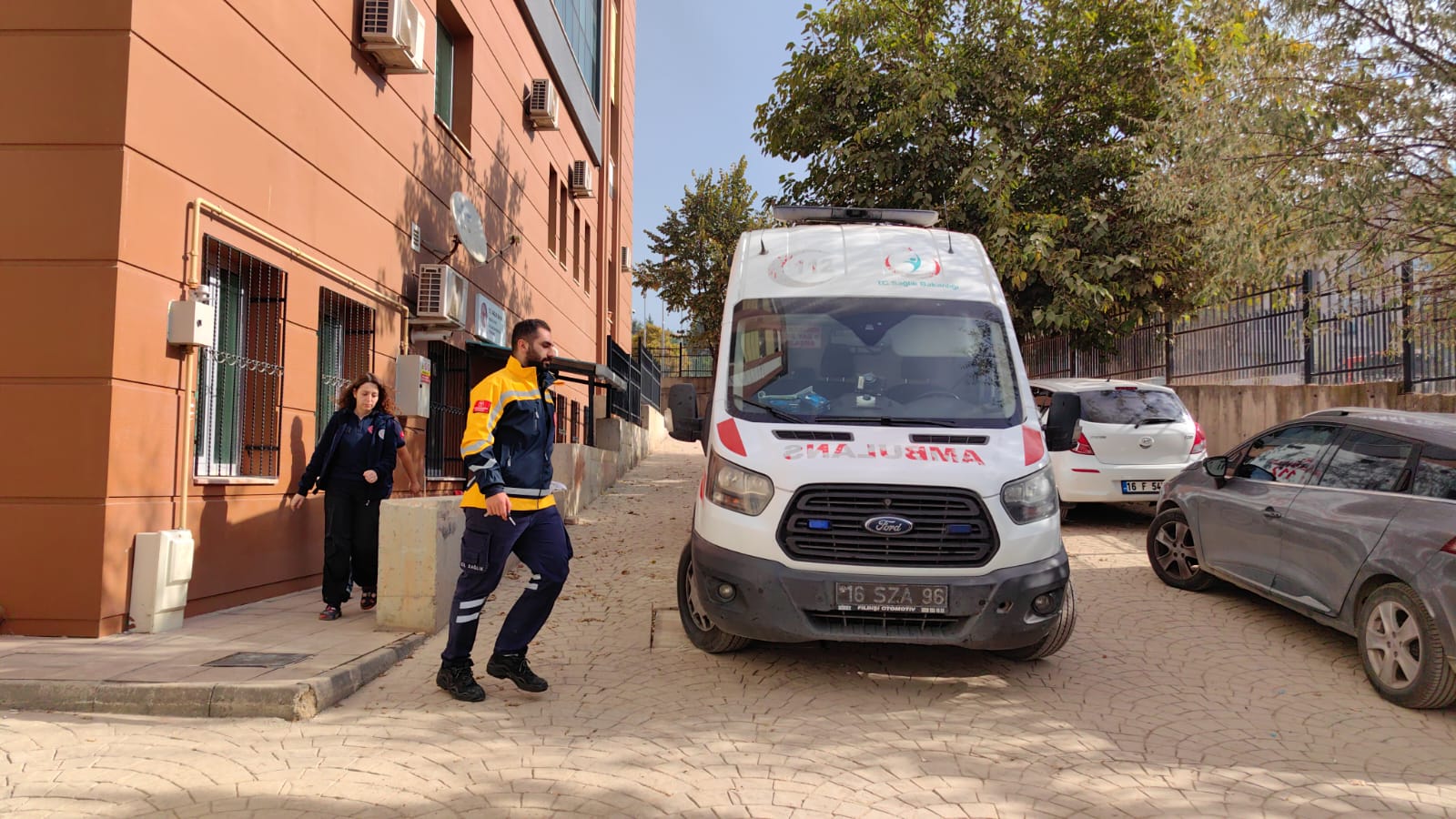 Babasını taşla yaralayıp sağlık ekiplerini de rehin alan şahıs tutuklandı