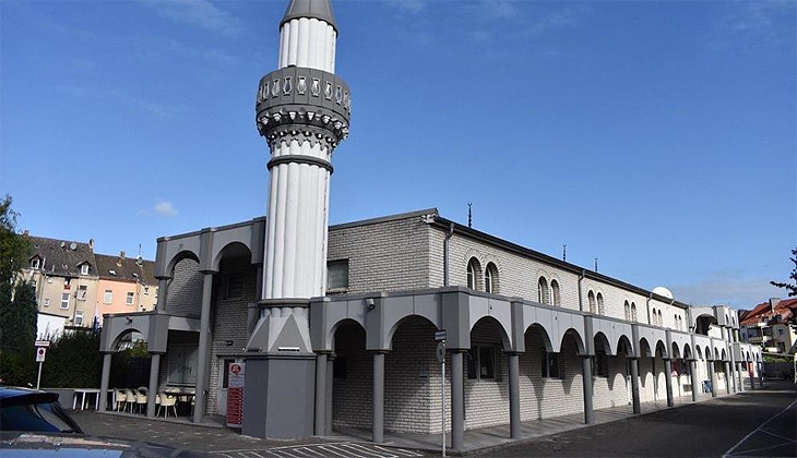 Almanya’da üç camiye çirkin saldırı