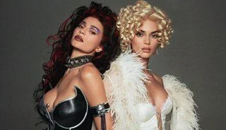Jenner kardeşlerden Batman Forever göndermeli Cadılar Bayramı kostümü