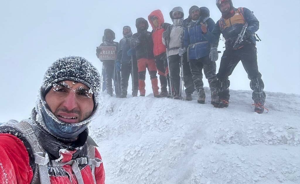 Dağcılar dondurucu soğukta Ağrı Dağı’na tırmandı