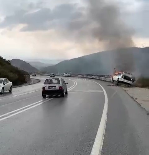 Bursa’da bariyerlere giren otomobil alev aldı