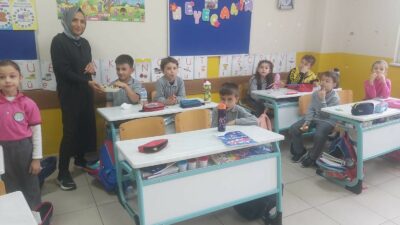 Bursa’da öğrencilere meyve dağıtıldı