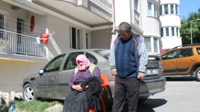 73 yaşındaki kadın engelli oğluyla sokakta kaldı