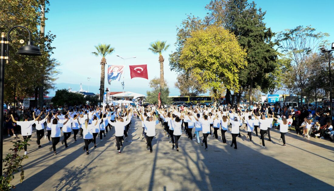 Mudanya’da Cumhuriyet’in 100’üncü yılında 100 kişi zeybek oynadı