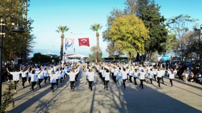 Mudanya’da Cumhuriyet’in 100’üncü yılında 100 kişi zeybek oynadı