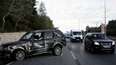 Bursa’da hızla ilerleyen otomobil önündeki araca çarptı
