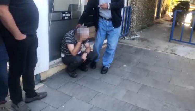 Tacizciyi yaka paça polise teslim ettiler
