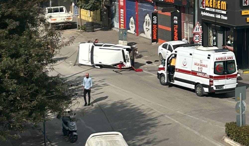 Bursa’da park halindeki araçlara çarpan otomobil devrildi: 2 yaralı