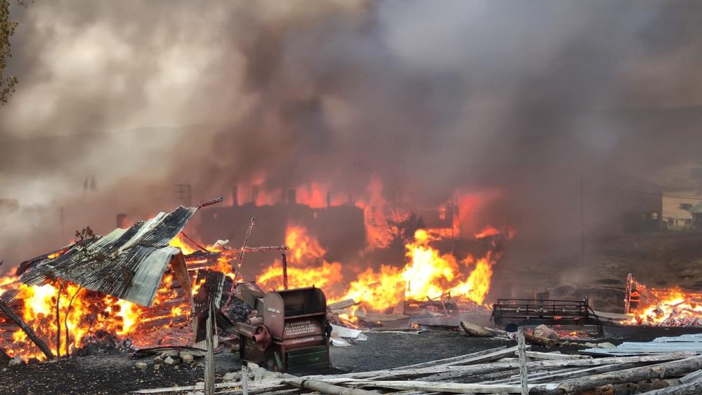 Tosya’da köyde yangın: 40’ın üzerinde ev yandı
