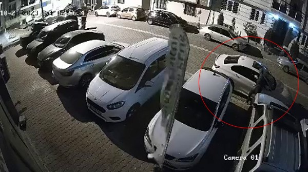 Lüks araçtan gösterge panelini çaldı
