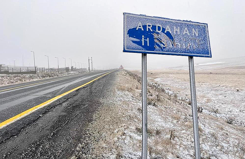 Ardahan’ın yüksek kesimlerine mevsimin ilk karı düştü