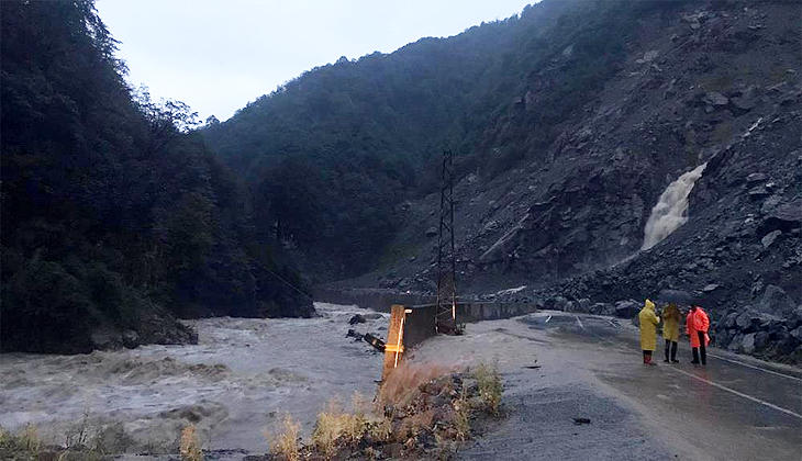 Artvin’de dereler taştı, köy yolları ulaşıma kapandı