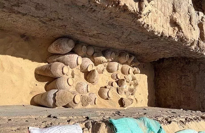 Mısır’da arkeologlar 5 bin yıllık şarap içeren testiler keşfetti