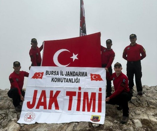 Bursa’da JAK timleri Türk bayrağını Uludağ’da dalgalandırdı Bursa’da JAK timleri Türk bayrağını Uludağ’da dalgalandırdı