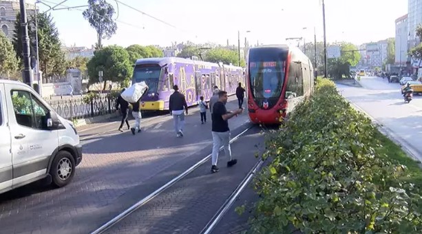 Tramvay raydan çıktı!