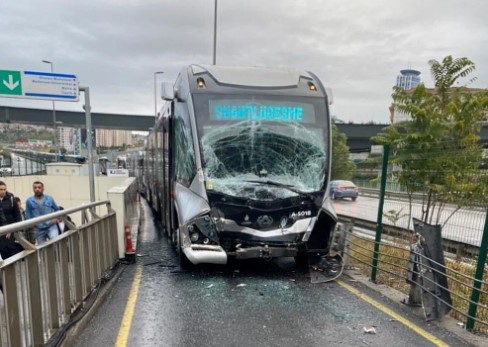 Uzunçayır’da metrobüs kaza yaptı