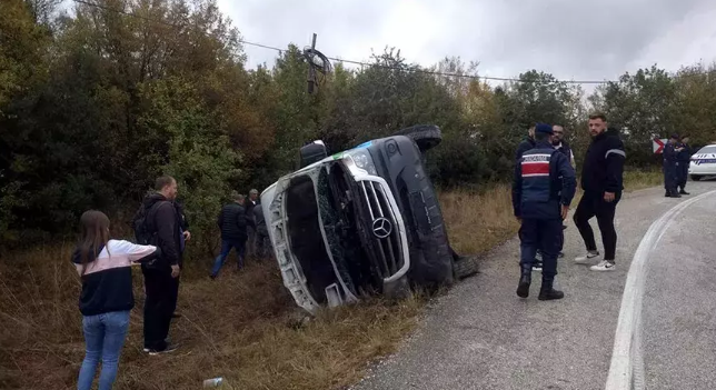 Yolcu minibüsü devrildi! Çok sayıda yaralı var