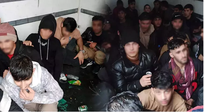 Kargo görünümlü araçtan 58 kaçak göçmen çıktı