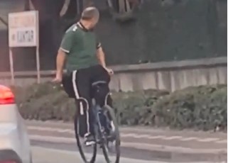 Gören şaşkına döndü…Bursa’da bisiklet sürücüsü trafikte ters gitti