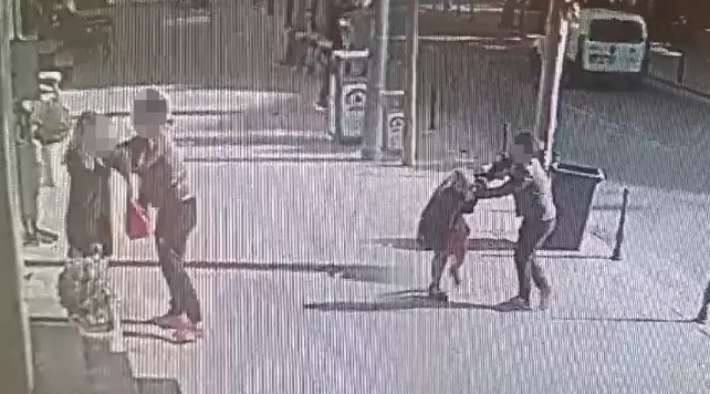 Saçından tuttuğu kadını dakikalarca sürükleyip başını duvara vurdu