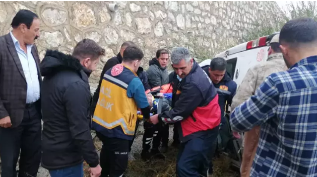 Yağış nedeniyle kayganlaşan yolda minibüs devrildi: 14 yaralı