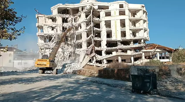 2 kez dinamitle yıkılmayan bina, iş makineleriyle yıkıldı