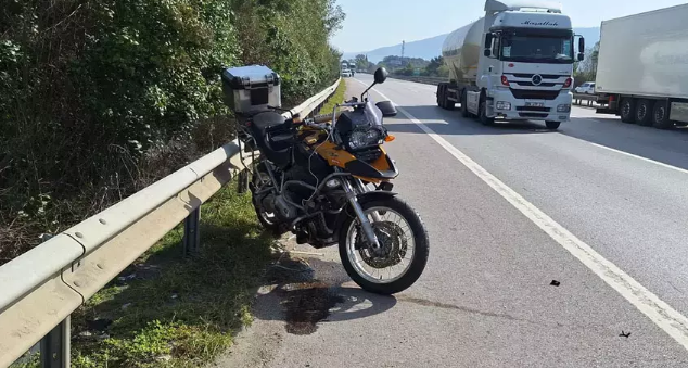 TEM’de feci kaza! Motosiklet sürücüsünün kolu koptu
