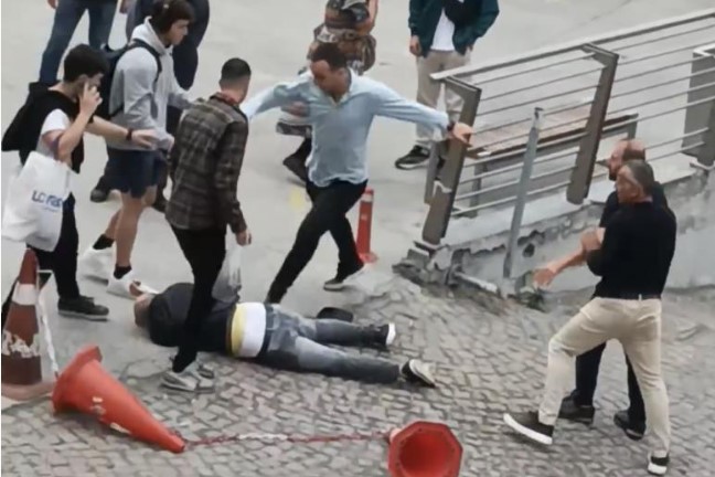 İstanbul’da fiyatta anlaşamadığı kiracısını sokak ortasında dövdü