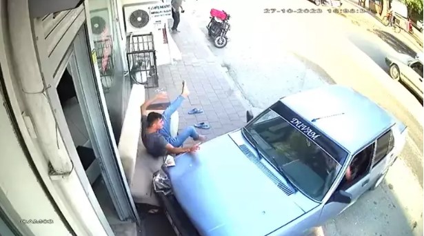 Kanepede uyurken otomobil çarptı! İnanılmaz anlar