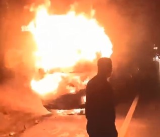 Bursa’da seyir halindeki kamyonet alev topuna döndü