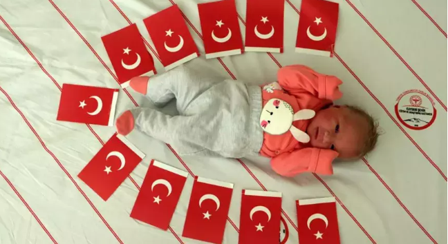 Cumhuriyet’in 100’üncü yılında! Sarı saçlarıyla dünyaya gözlerini açtı