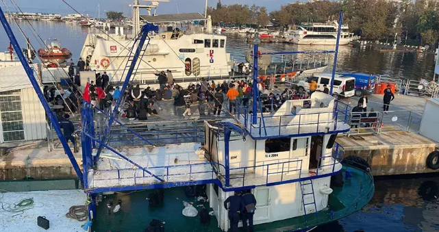 Balıkçı teknesine operasyon! 120 kaçak göçmen yakalandı