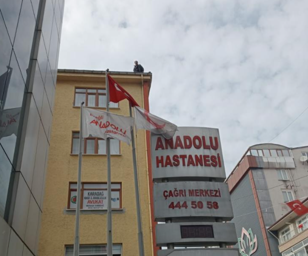 Ailesiyle sorun yaşayınca beş katlı binanın çatısına çıktı