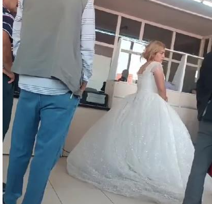 Gelinlikle notere gidip otomobil devri verdi Gelinlikle notere gidip otomobil devri verdi