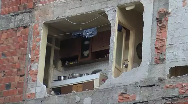 Apartman yıkıldı, yan bina duvarsız kaldı!