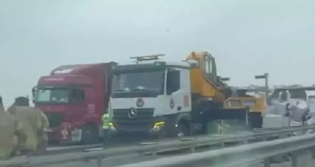 TEM’de TIR devrildi! Yol trafiğe kapandı