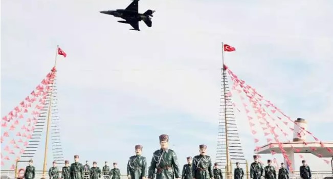 29 Ekim coşkusu! SOLOTÜRK’ten selamlama uçuşu
