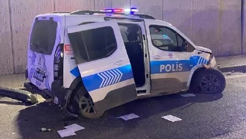 Hafriyat kamyonu polis aracına çarptı: 2 yaralı