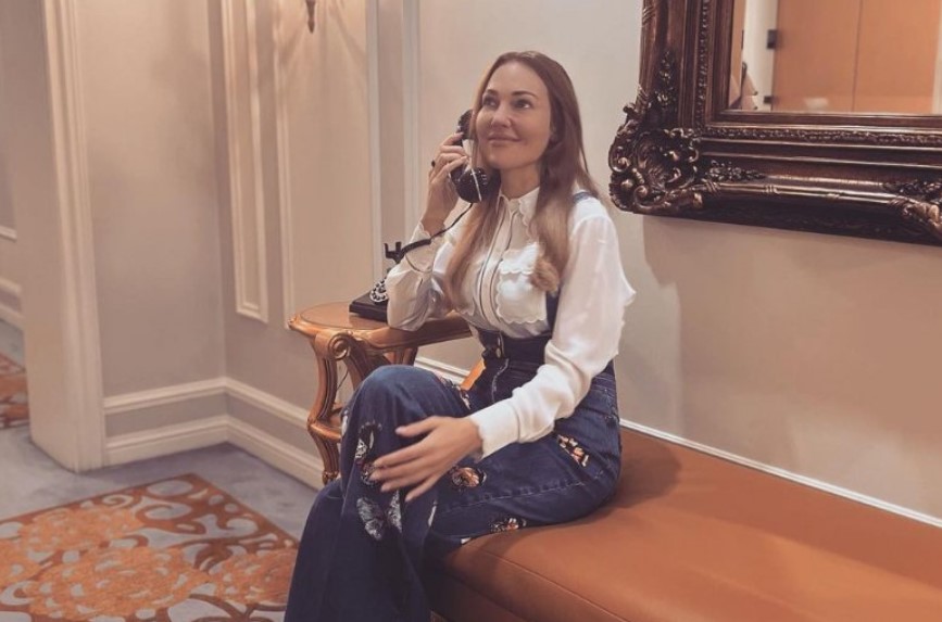 Meryem Uzerli küvette üstsüz poz verdi