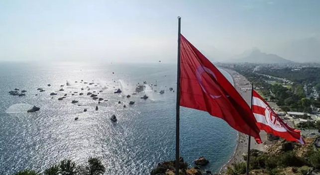 Antalya’da denizde ‘Cumhuriyet’in 100’üncü Yılı’ kutlaması