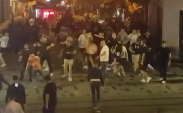 Bayern Münih taraftarı Taksim’de olay çıkardı Bayern Münih taraftarı Taksim’de olay çıkardı