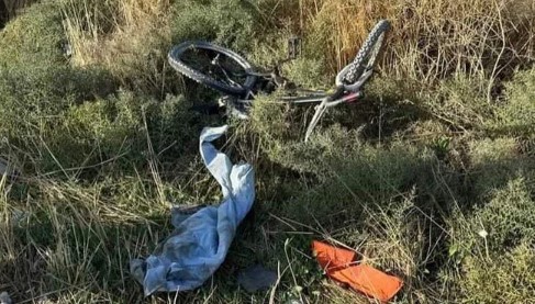 Bisikletiyle tutunduğu traktörün altında kalan çocuk öldü