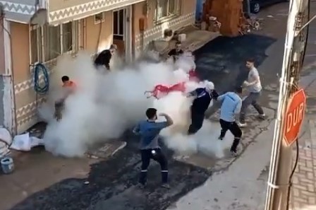 Bursa’da gelin almaya gelen damadı yangın söndürme tüpüyle karşıladılar