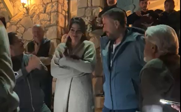 Esra Bilgiç’e sette doğum günü sürprizi