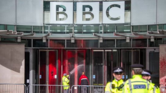 BBC binasının kapısı kırmızıya boyandı: “İsrail’in savaş suçlarına rıza yaratmak, elinizde Filistinli kanı var demektir”