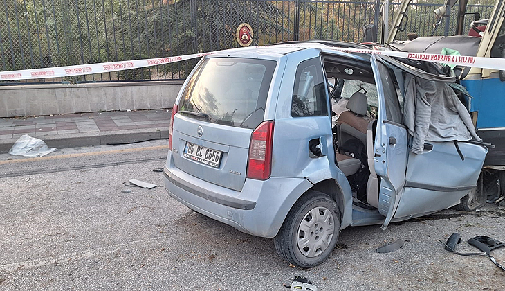 Otomobil ile minibüs kafa kafaya çarpıştı: 1 ölü, 14 yaralı